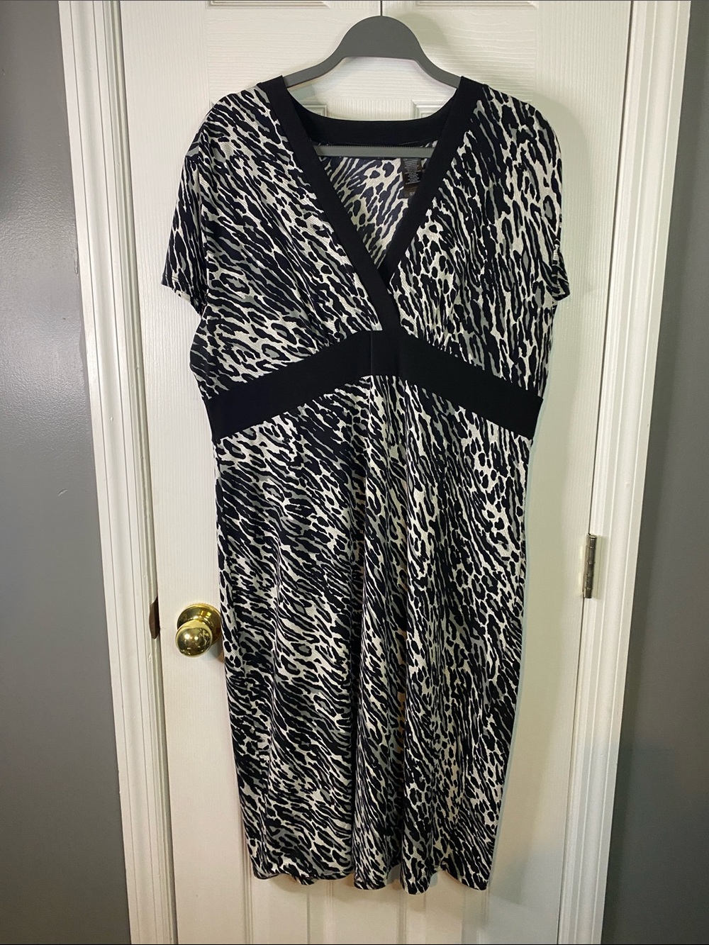 Axcess Black and White Animal Print V-Neck Dress Size XLarge MIDI.